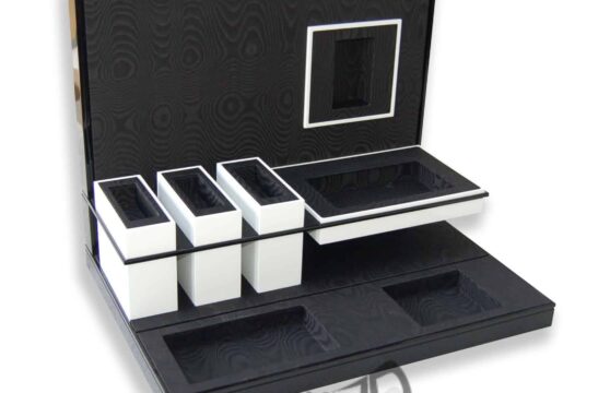 Nos displays bijoux sur mesure subliment vos créations grâce à des designs personnalisés, parfaits pour les vitrines ou salons professionnels
