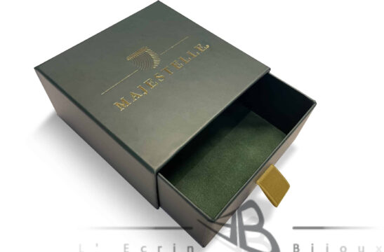 "Fabricant de boîtes à tiroir sur mesure pour bijoux. Design élégant, matériaux haut de gamme et personnalisation complète pour sublimer vos créations joaillières."