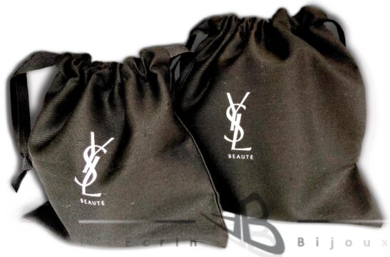 Fabricant de dustbags en coton sur mesure pour bijoux. Personnalisation complète : tailles, couleurs, fermetures et impression de logo. Protection élégante et durable pour vos créations