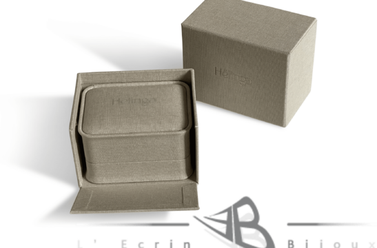 "Fabricant d’écrins à bijoux personnalisés. Offrez à vos créations un écrin unique, alliant design élégant, matériaux de qualité et savoir-faire artisanal."