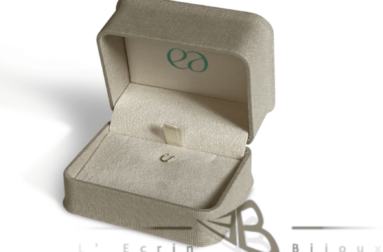 "Conception sur mesure d’écrins à bijoux. Fabrication artisanale avec des matériaux haut de gamme et des finitions élégantes pour valoriser vos créations."