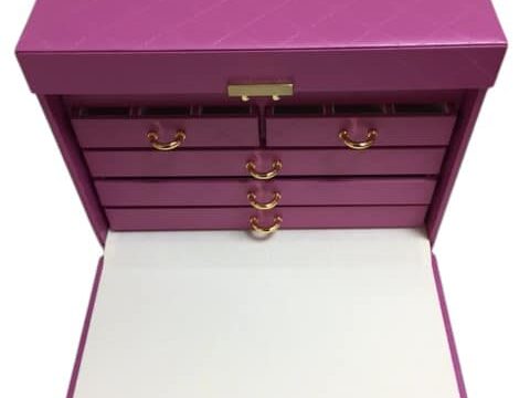 **Coffre de présentation luxe pour bijoux et haute joaillerie** – Design sur mesure avec compartiments ajustables, tiroirs discrets, roulettes verrouillables, extérieur en similicuir élégant et intérieur en alcantara premium. Sécurisez et sublimez vos créations.