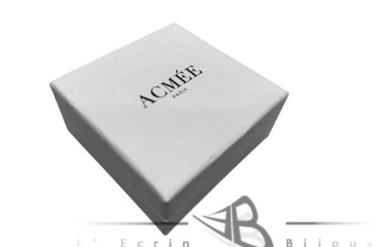 Boîte carton à bijoux sur mesure | Papier création & intérieur velours Boîte carton à bijoux haut de gamme avec papier création, calage mousse sur mesure et intérieur velours. Un écrin élégant et personnalisable pour sublimer vos bijoux.